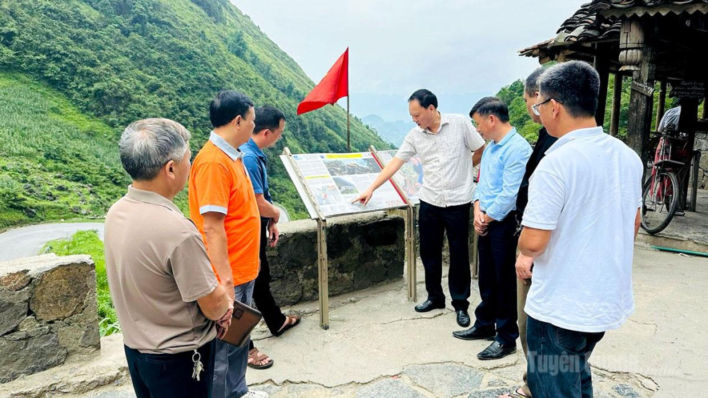 Đoàn công tác của  Ban Quản lý Công viên  địa chất toàn cầu  Cao nguyên đá Đồng Văn  kiểm tra việc  chỉnh trang, nâng cấp điểm  di sản và tuyến trải nghiệm  tại xã Phố Bảng.