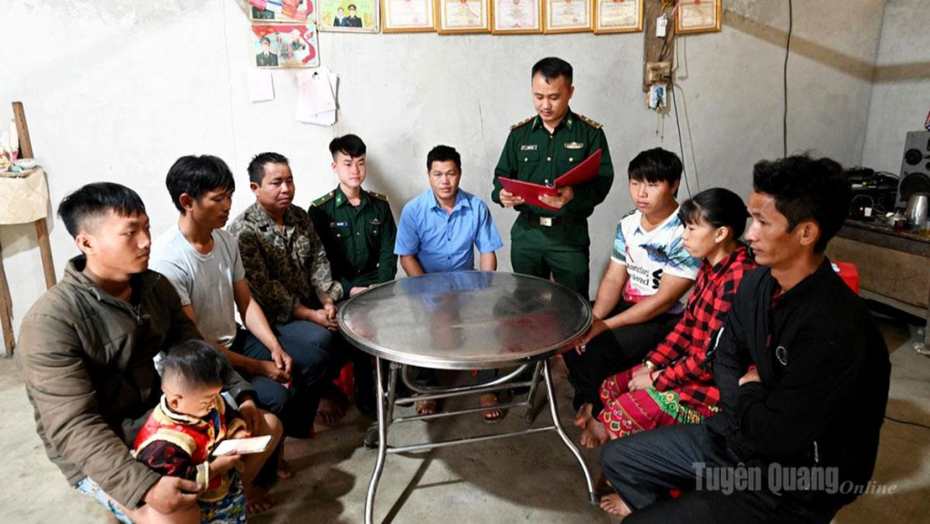  Cán bộ Đồn Biên phòng Mường Mươn, Bộ đội Biên phòng tỉnh Điện Biên tham gia sinh hoạt tại chi bộ tổ dân cư trên địa bàn biên giới.