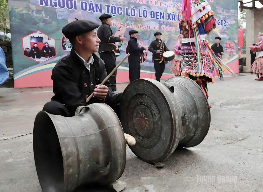 Cặp trống đồng được người Lô Lô gìn giữ như bảo vật.