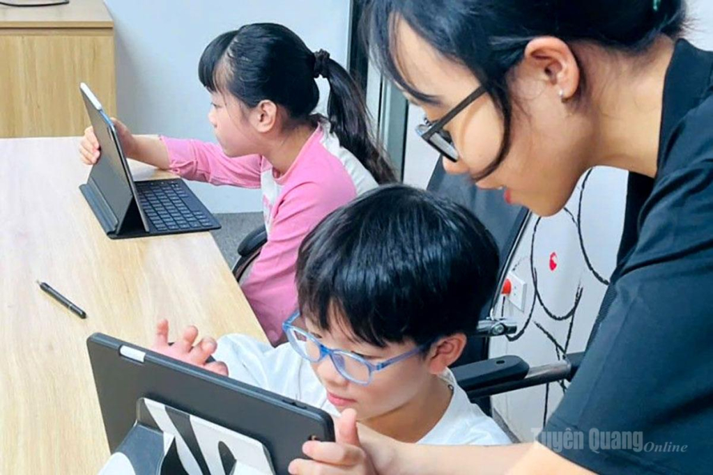 Trong dịp nghỉ hè, thời gian trẻ tiếp xúc với thiết bị điện tử thường tăng đột biến.