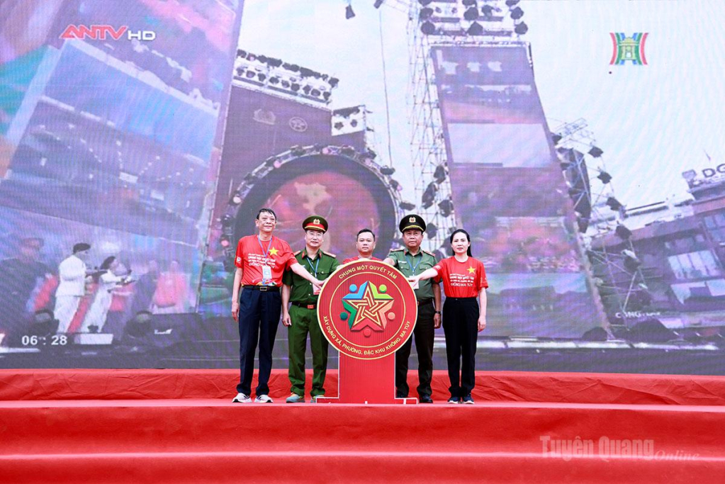 Các đại biểu thực hiện nghi thức phát động hưởng ứng toàn quốc “Chung một quyết tâm xây dựng xã, phường, đặc khu không ma túy”.