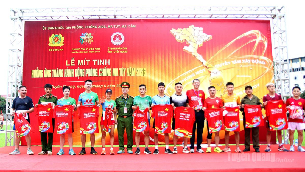 Lãnh đạo Công an tỉnh trao quà và chúc mừng các vận động viên có thành tích tốt.