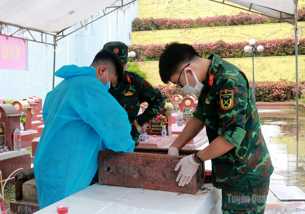 Tổ công tác thực hiện lấy mẫu tại Nghĩa trang Liệt sĩ Hà Giang.