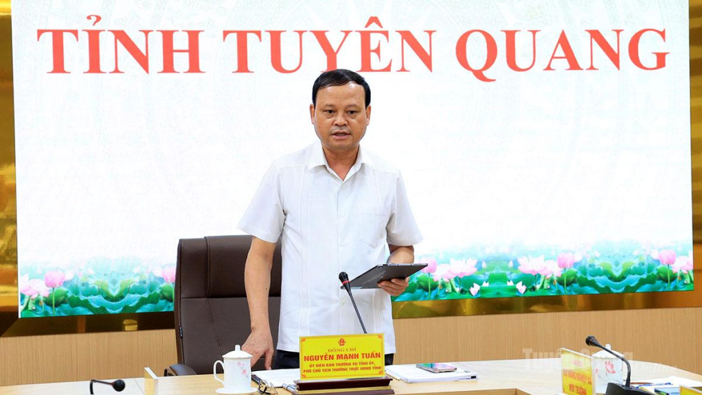 Đồng chí Nguyễn Mạnh Tuấn, Uỷ viên Ban Thường vụ Tỉnh ủy, Phó Chủ tịch UBND tỉnh phát biểu tham luận tại điểm cầu Tuyên Quang.