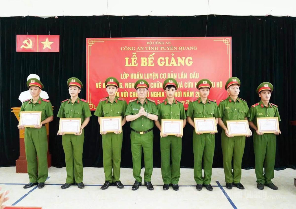 Lãnh đạo Công an tỉnh khen thưởng các chiến sĩ có thành tích xuất sắc.