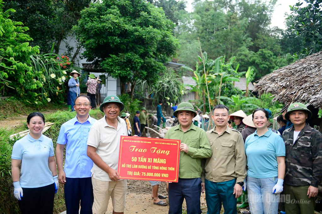 Đồng chí Nguyễn Hồng Trang, Ủy viên Ban Thường vụ Tỉnh ủy, Phó Bí thư Thường trực chuyên trách Đảng ủy các cơ quan Đảng tỉnh, lãnh đạo Công ty cổ phần Xi măng Tân Quang trao tặng xã Yên Lập 50 tấn xi măng.
