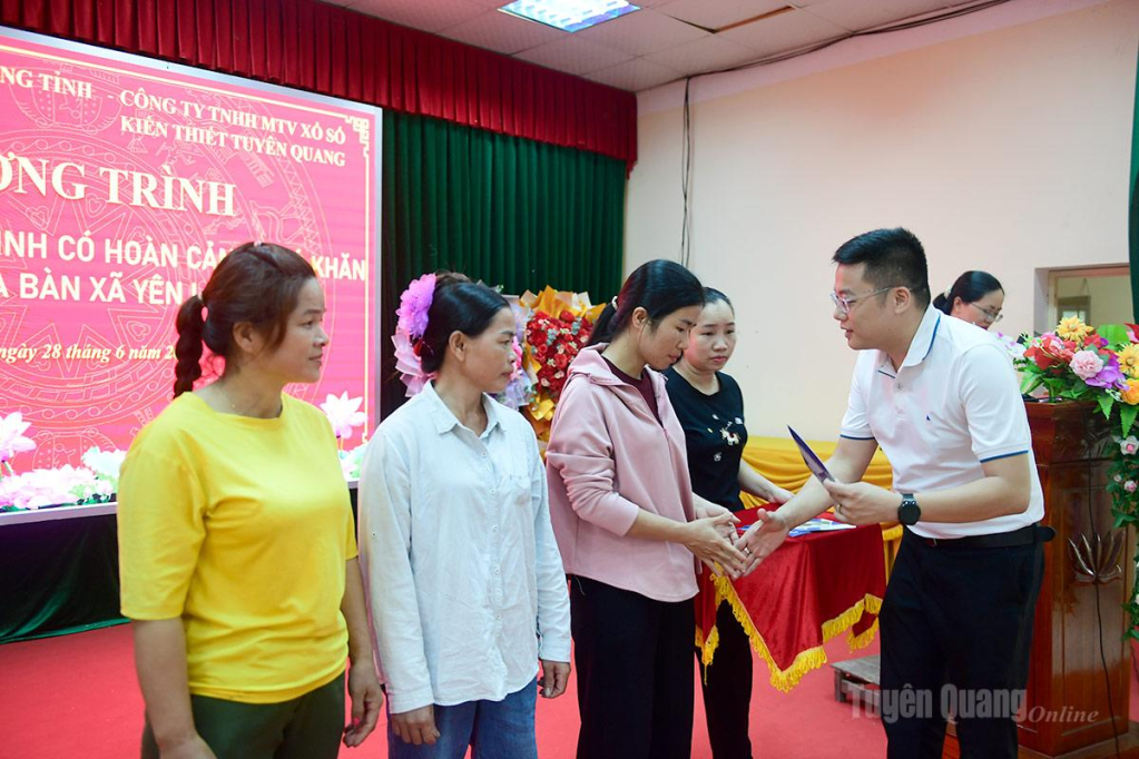 Công ty TNHH 1 thành viên Xổ số kiến thiết Tuyên Quang trao tặng 5 suất quà cho các gia đình có hoàn cảnh khó khăn trên địa bàn.