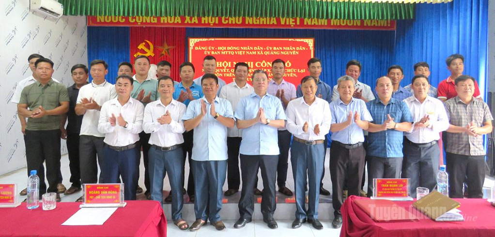 Đồng chí Trần Mạnh Lợi, Ủy viên Ban Thường vụ Tỉnh ủy, Trưởng ban Tuyên giáo và Dân vận Tỉnh ủy cùng lãnh đạo xã Quảng Nguyên chụp ảnh lưu niệm với đội ngũ cán bộ các thôn.