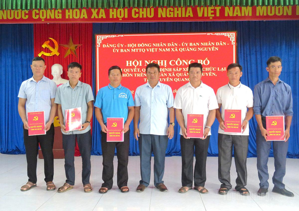 Đồng chí Thèn Văn Tính, Bí thư Đảng ủy, Chủ tịch HĐND xã Quảng Nguyên trao quyết định cho Bí thư các thôn sau sắp xếp.