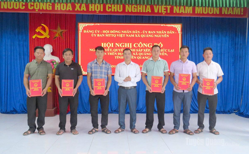 Đồng chí Hoàng Văn Dũng, Chủ tịch UBND xã Quảng Nguyên trao quyết định cho Trưởng thôn các thôn sau sắp xếp.