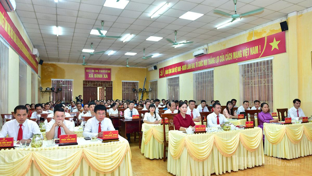 Phó Bí thư Thường trực chuyên trách Đảng ủy UBND tỉnh Nông Thị Bích Huệ dự, chỉ đạo Hội nghị công bố sắp xếp, tổ chức lại thôn tại xã Bình Xa.