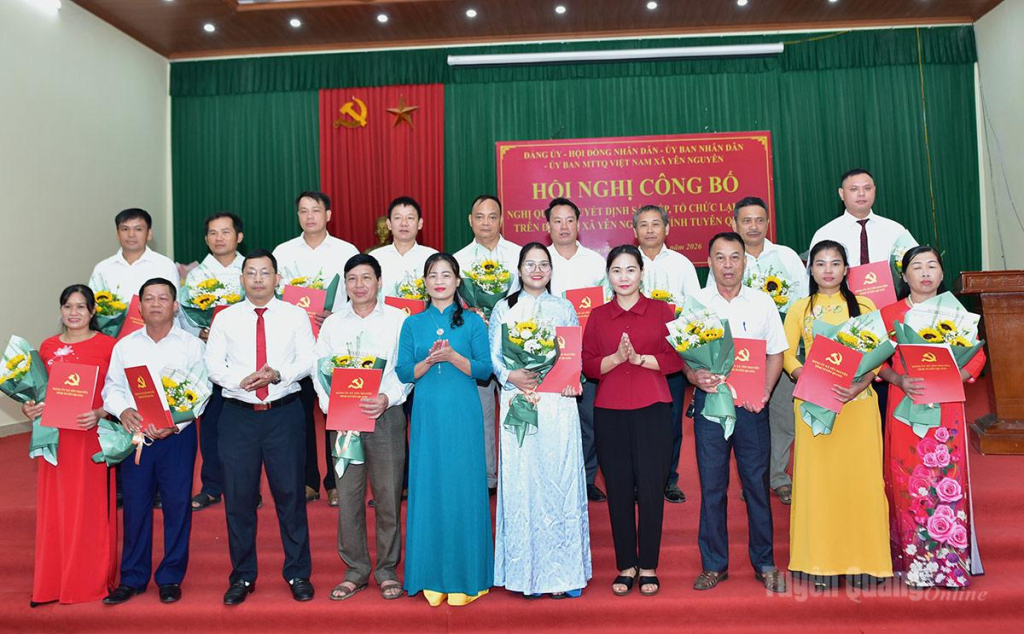 Phó Bí thư Thường trực chuyên trách Đảng ủy UBND tỉnh Nông Thị Bích Huệ và lãnh đạo xã Yên Nguyên chụp ảnh lưu niệm cùng các Bí thư Chi bộ thôn.