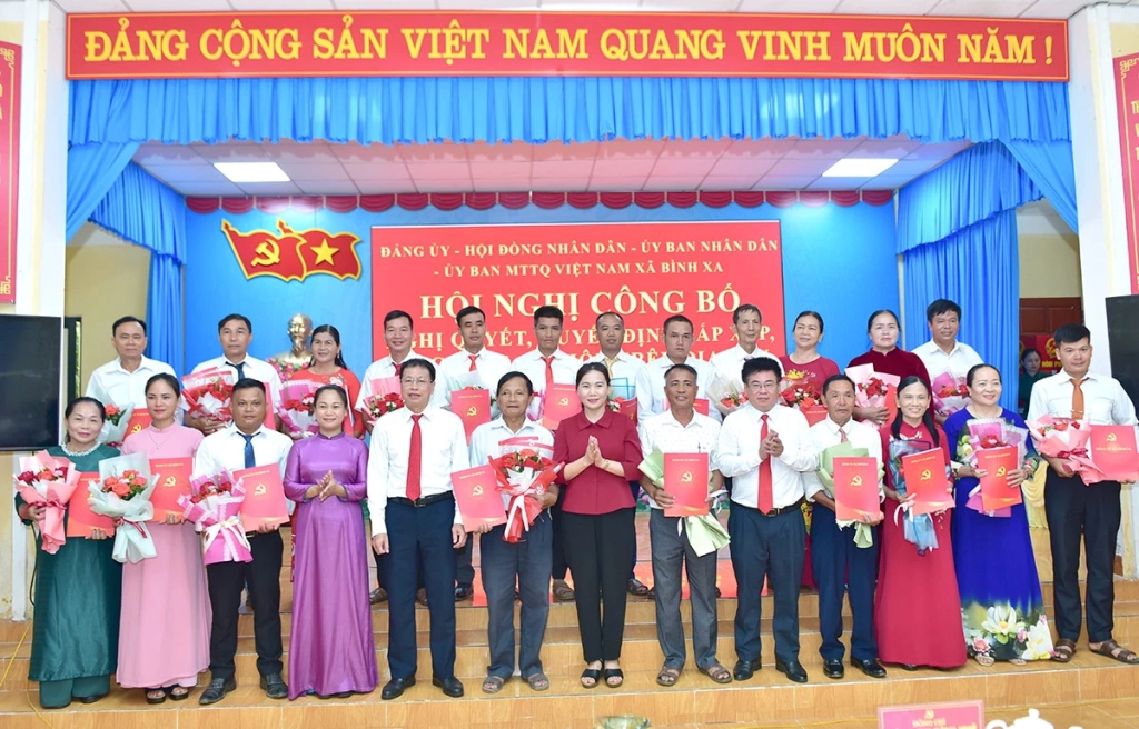 Phó Bí thư Thường trực chuyên trách Đảng ủy UBND tỉnh Nông Thị Bích Huệ và lãnh đạo xã Bình Xa chụp ảnh lưu niệm cùng các Bí thư Chi bộ thôn.