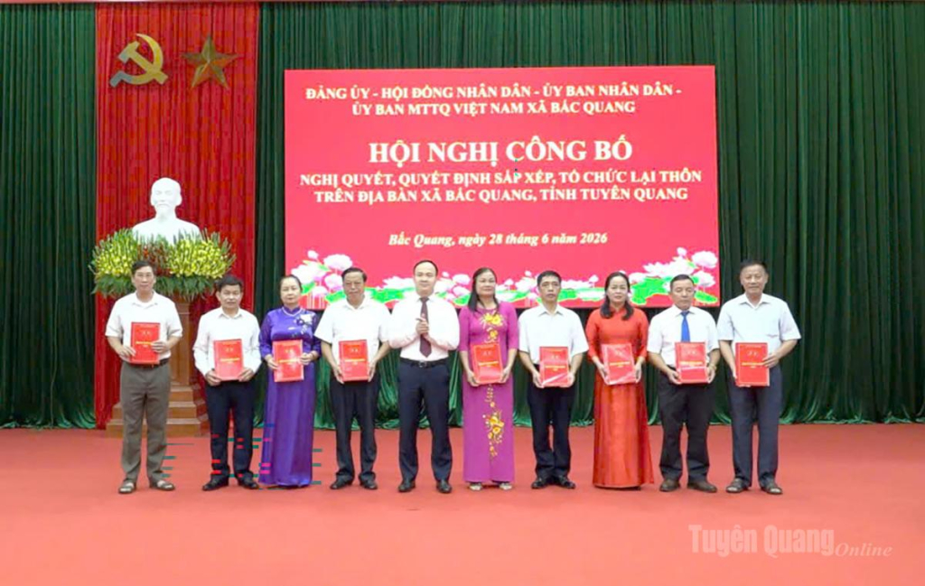 Ủy viên Ban Chấp hành Đảng bộ tỉnh, Bí thư Đảng ủy, Chủ tịch HĐND xã trao quyết định cho các trưởng thôn.