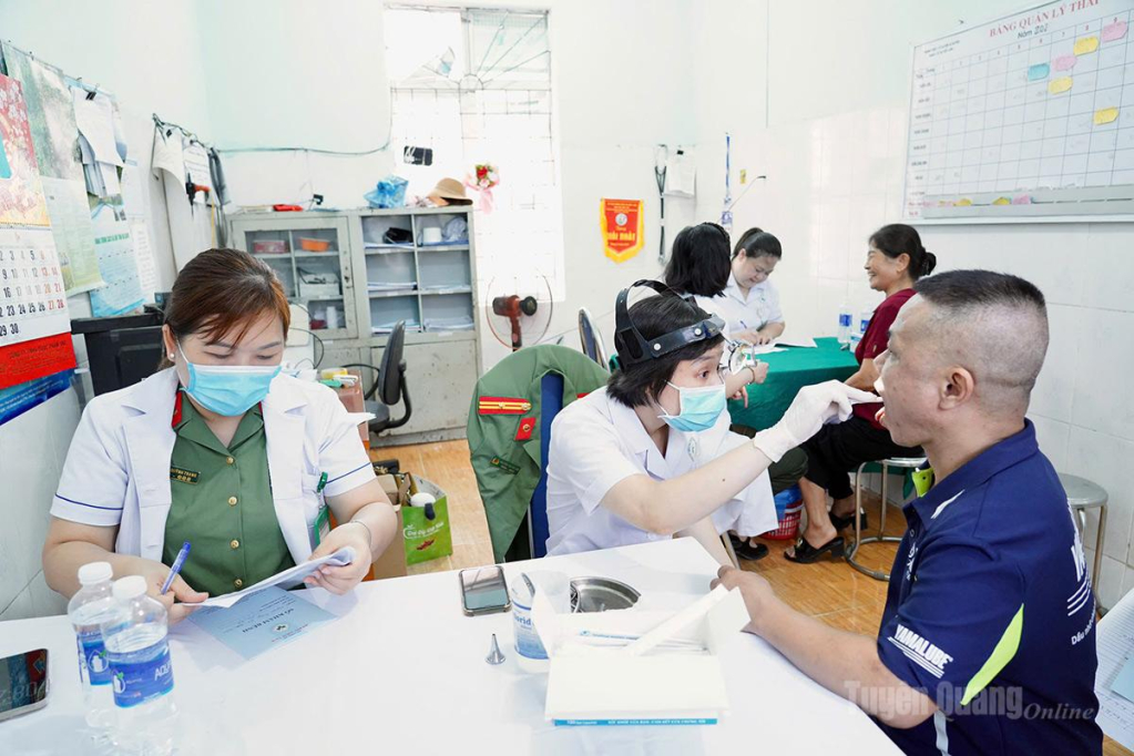 Các y, bác sỹ khám bệnh miễn phí cho Nhân dân.