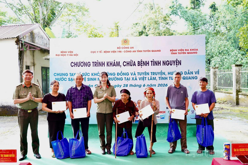 Các đơn vị trao quà cho người có công, hộ nghèo xã Việt Lâm.