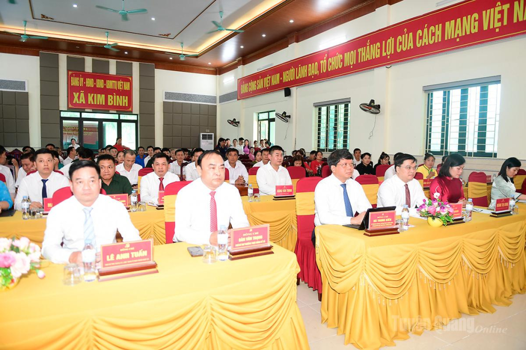 Đồng chí Hà Trung Kiên, Ủy viên Ban Thường vụ Tỉnh ủy, Phó Chủ tịch Thường trực Ủy ban MTTQ Việt Nam tỉnh dự công bố quyết định sắp xếp thôn tại xã Kim Bình.