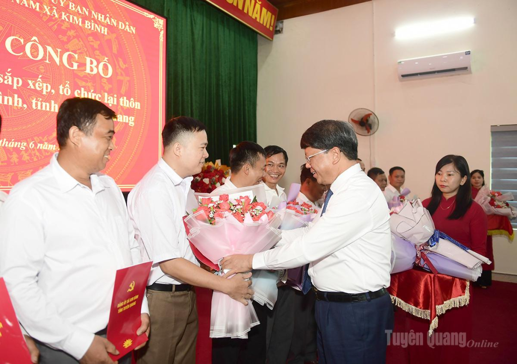 Đồng chí Hà Trung Kiên, Ủy viên Ban Thường vụ Tỉnh ủy, Phó Chủ tịch Thường trực Ủy ban MTTQ Việt Nam tỉnh tặng hoa chúc mừng các chi bộ trên địa bàn xã Kim Bình được thành lập.