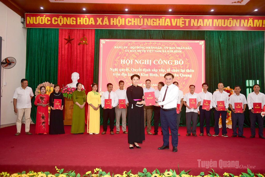 Lãnh đạo Đảng ủy xã Kim Bình trao quyết định thành lập các chi bộ thôn.