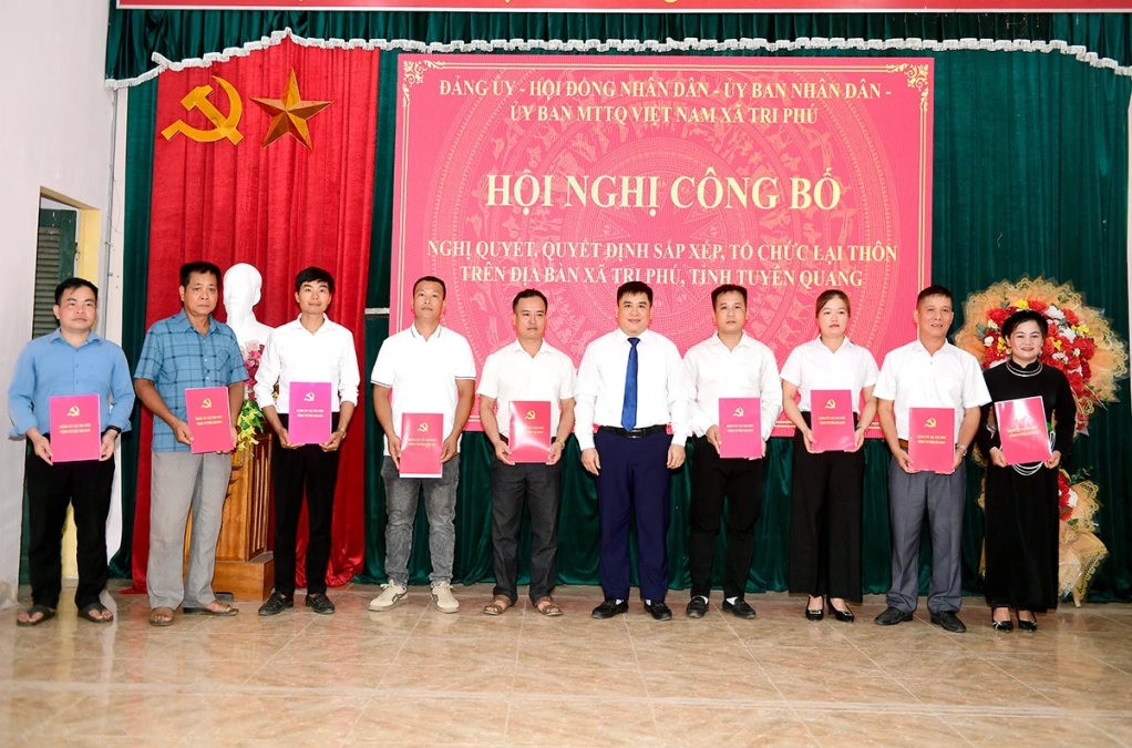 Lãnh đạo xã Tri Phú trao quyết định chỉ định Bí thư Chi bộ các thôn trên địa bàn xã.