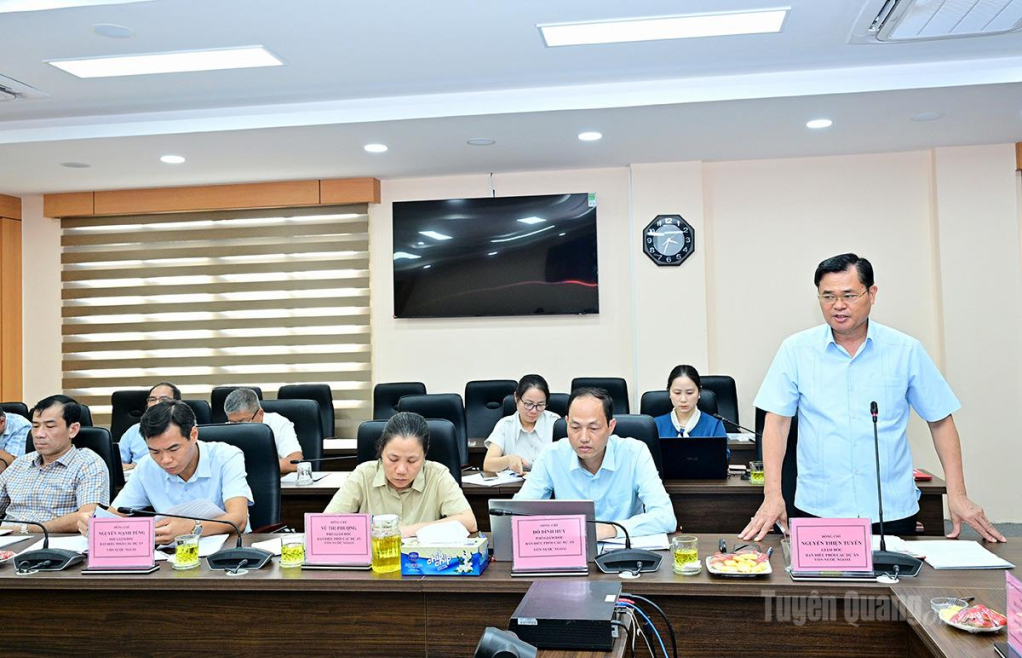Lãnh đạo Ban Điều phối các dự án vốn nước ngoài tỉnh báo cáo.