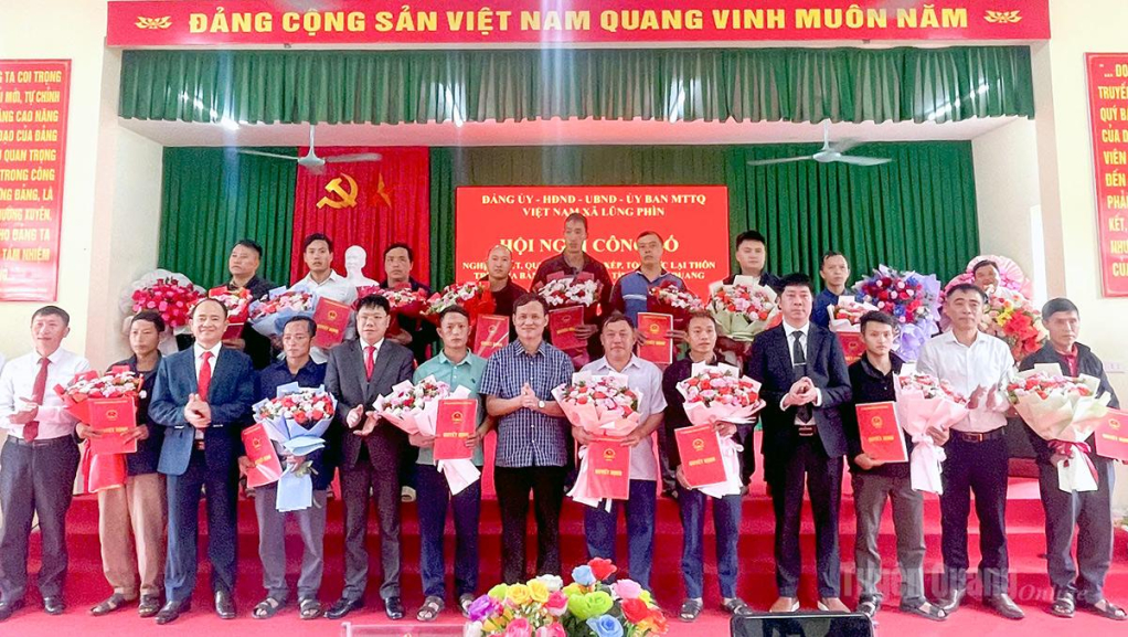 Đồng chí Triệu Tài Phong, Phó Chủ tịch Ủy ban MTTQ Việt Nam tỉnh, Chủ tịch Liên đoàn Lao động tỉnh và các đồng chí lãnh đạo xã Lũng Phìn chúc mừng các đồng chí nhận nhiệm vụ tại hội nghị.