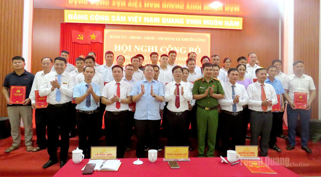 Đồng chí Trần Mạnh Lợi, Ủy viên Ban Thường vụ Tỉnh ủy, Trưởng ban Tuyên giáo và Dân vận Tỉnh ủy cùng lãnh đạo xã Khuôn Lùng chụp ảnh lưu niệm với đội ngũ cán bộ các thôn.