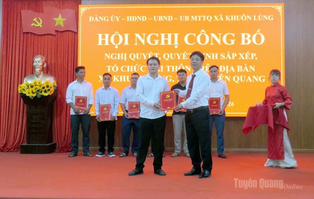 Đồng chí Nguyễn Cao Cường, Bí thư Đảng ủy, Chủ tịch HĐND xã Khuôn Lùng trao quyết định cho các Bí thư Chi bộ thôn.