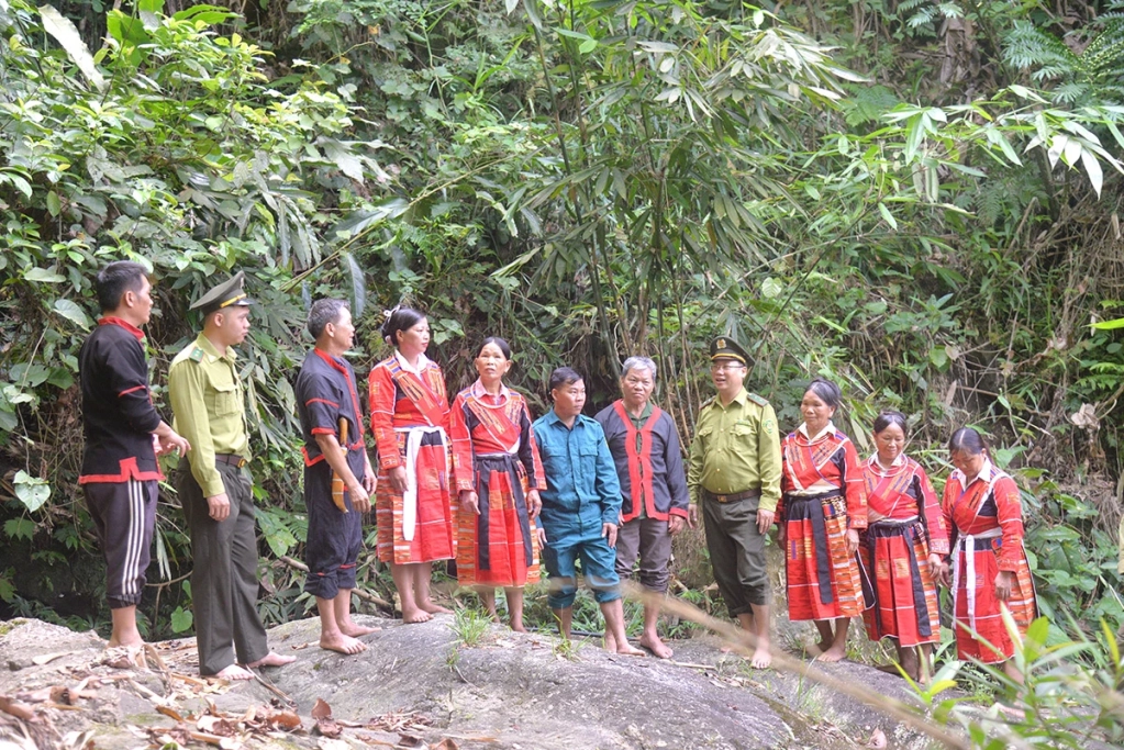 Lực lượng kiểm lâm cùng các thành viên Tổ bảo vệ rừng tuyên truyền cho người dân nâng cao nhận thức quản lý, bảo vệ rừng My Bắc.