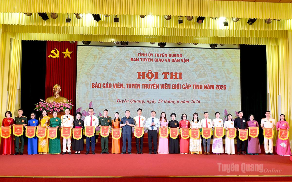 Các đồng chí lãnh đạo tỉnh trao Cờ lưu niệm cho các thí sinh.