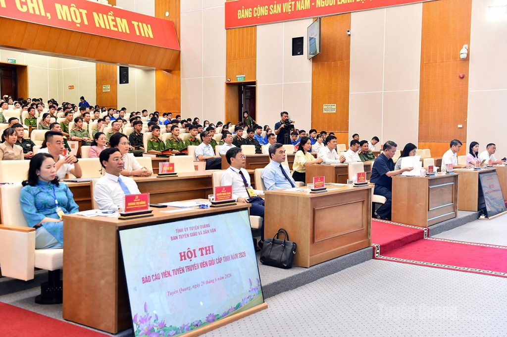 Các đại biểu và Ban Giám khảo hội thi.