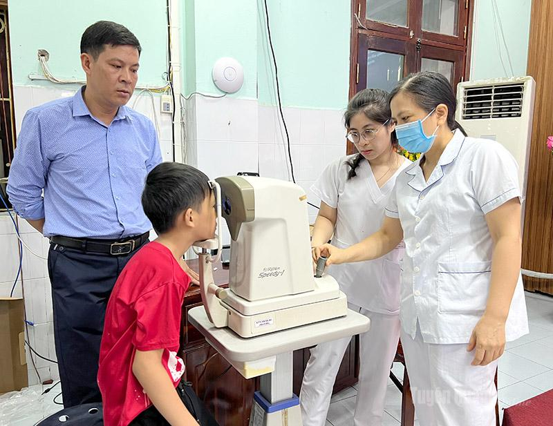 Trẻ khuyết tật được khám và điều trị các dị tật về mắt tại chương trình.