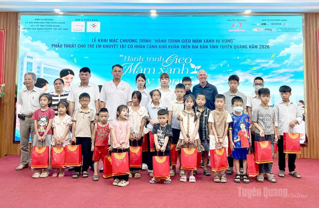 Đại diện nhà tài trợ trao quà cho trẻ khuyết tật tại Chương trình.