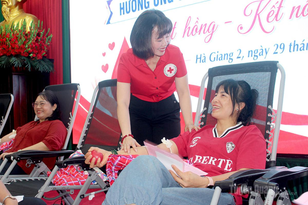 Lãnh đạo Hội Chữ thập đỏ tỉnh động viên tình nguyện viên hiến máu.