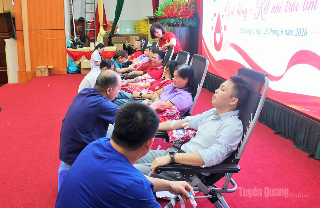 Đông đảo tình nguyện viên tham gia hiến máu tại Ngày hội hiến máu tình nguyện.