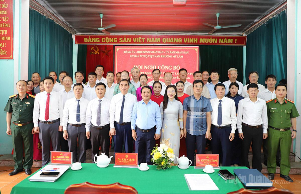 Bí thư Tỉnh ủy Hầu A Lềnh chụp ảnh lưu niệm với lãnh đạo phường và Bí thư chi bộ, Tổ trưởng dân phố của phường Mỹ Lâm mới được sắp xếp, sáp nhập.