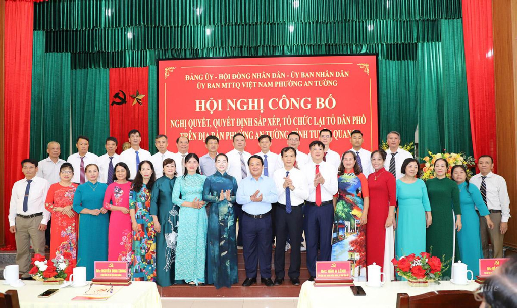 Bí thư Tỉnh ủy Hầu A Lềnh chụp ảnh lưu niệm với các Bí thư chi bộ, Tổ trưởng dân phố phường An Tường sau sáp nhập.