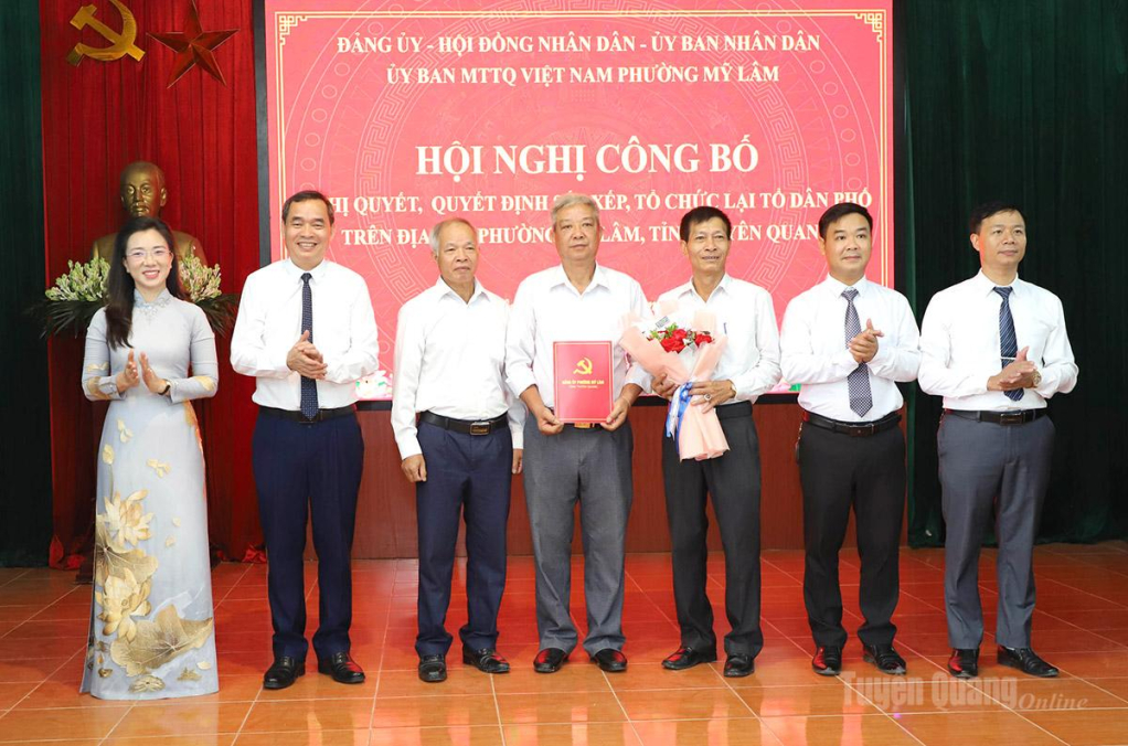 Đảng ủy phường Mỹ Lâm trao quyết định cho Tổ dân phố sau sắp xếp, sáp nhập.