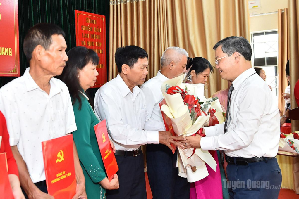 Đồng chí Nguyễn Văn Sơn, Phó Bí thư Tỉnh ủy, Chủ tịch HĐND tỉnh tặng hoa cho các Bí thư Chi tổ dân phố thuộc Đảng bộ phường Nông Tiến.