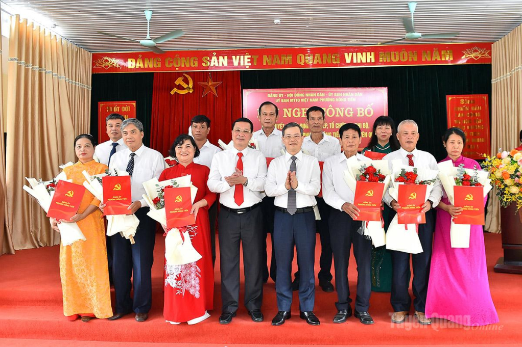 Đồng chí Nguyễn Văn Sơn, Phó Bí thư Tỉnh ủy, Chủ tịch HĐND tỉnh và lãnh đạo Đảng ủy phường Nông Tiến trao quyết định và tặng hoa cho các Bí thư chi bộ tổ dân phố.