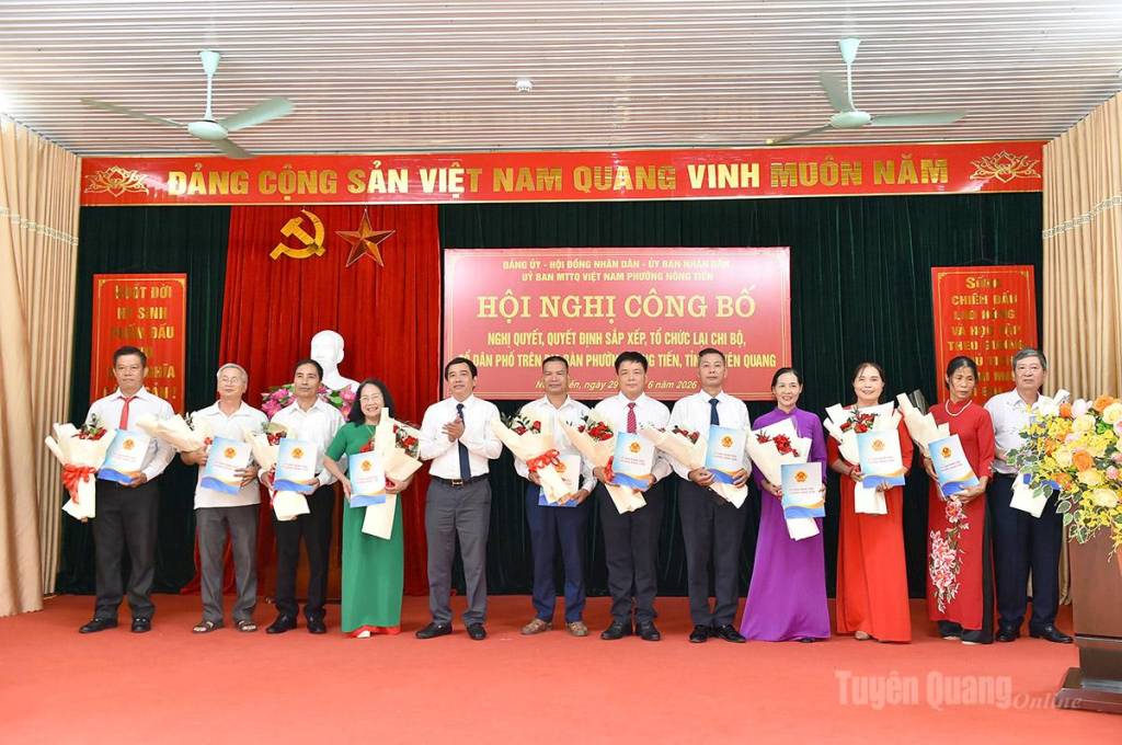 Lãnh đạo UBND phường Nông Tiến trao quyết định, tặng hoa cho các Tổ trưởng lâm thời các tổ dân phố phường Nông Tiến.
