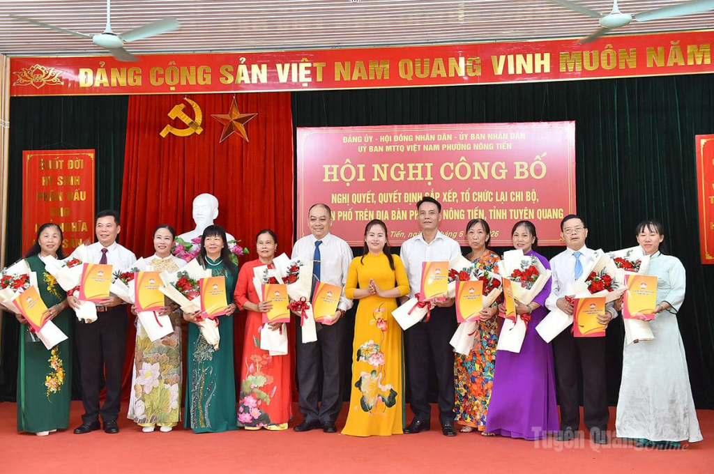 Lãnh đạo phường Nông Tiến trao quyết định và tặng hoa cho các Trưởng ban Công tác mặt trận các tổ dân phố.