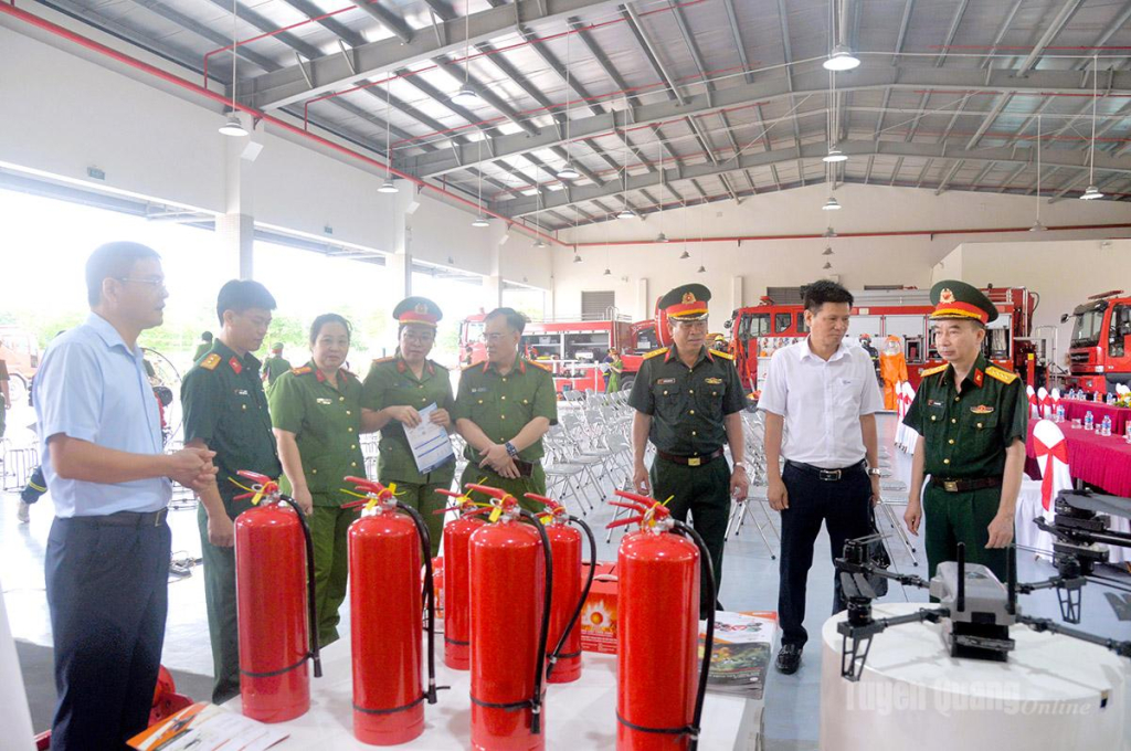 Đại diện các đơn vị giới thiệu các trang, thiết bị phục vụ công tác PCCC&CNCH.