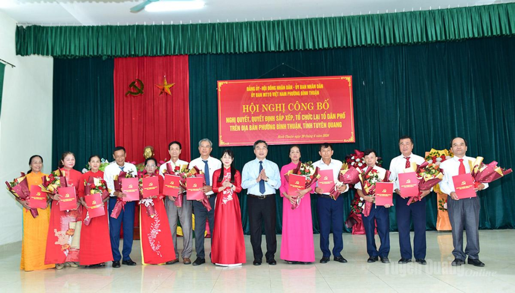 Phó Bí thư Tỉnh ủy, Chủ tịch Ủy ban MTTQ Việt Nam tỉnh Ma Thế Hồng và lãnh đạo phường Bình Thuận chúc mừng các Bí thư Chi bộ Tổ dân phố.