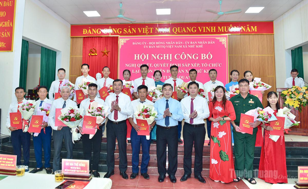 Phó Bí thư Tỉnh ủy, Chủ tịch Ủy ban MTTQ Việt Nam tỉnh Ma Thế Hồng và lãnh đạo xã Nhữ Khê chụp ảnh lưu niệm cùng các Bí thư Chi bộ thôn.