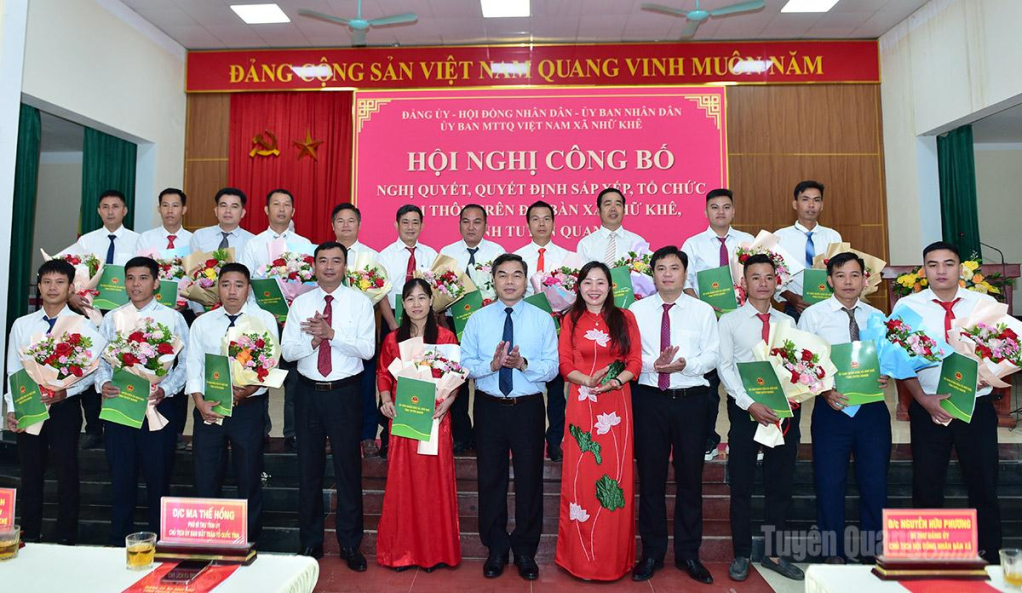 Phó Bí thư Tỉnh ủy, Chủ tịch Ủy ban MTTQ Việt Nam tỉnh Ma Thế Hồng và lãnh đạo xã Nhữ Khê chúc mừng các Trưởng thôn.