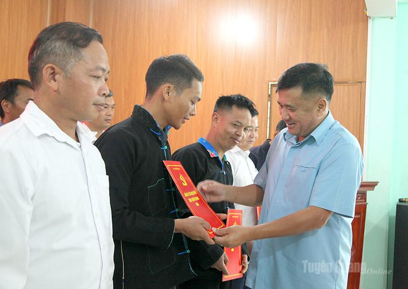 Đồng chí Hầu Minh Lợi trao quyết định cho bí thư chi bộ tại địa bàn xã Bạch Đích.