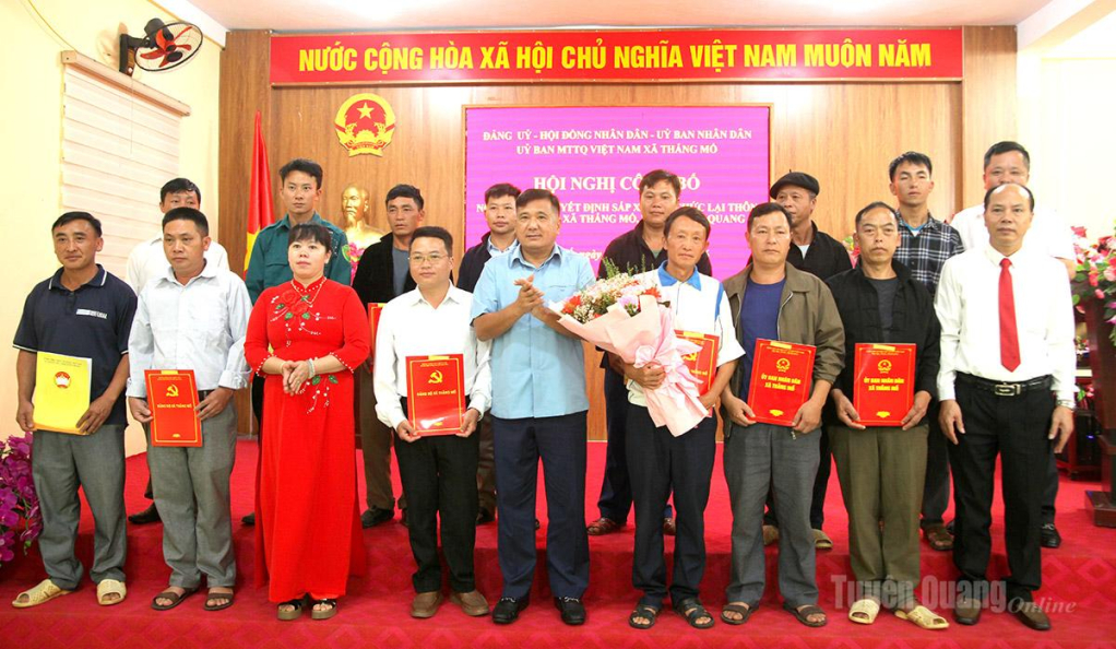 Đồng chí Hầu Minh Lợi và lãnh đạo xã Thắng Mố trao quyết định cho các thôn trên địa bàn xã.