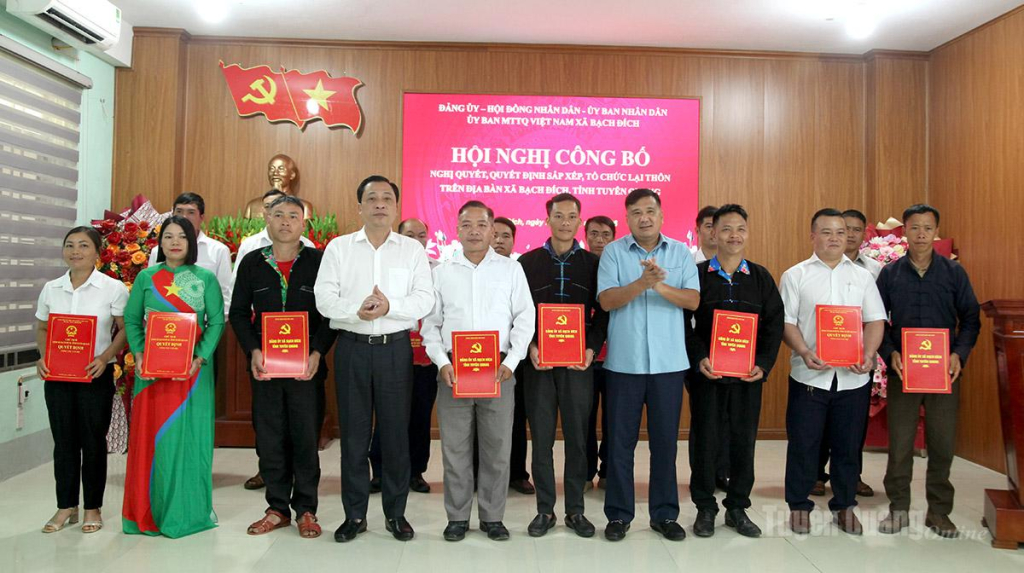 Đồng chí Hầu Minh Lợi, Ủy viên BTV Tỉnh ủy, Phó Chủ tịch Thường trực HĐND tỉnh và lãnh đạo xã Bạch Đích trao quyết định cho đội ngũ cán bộ thôn.