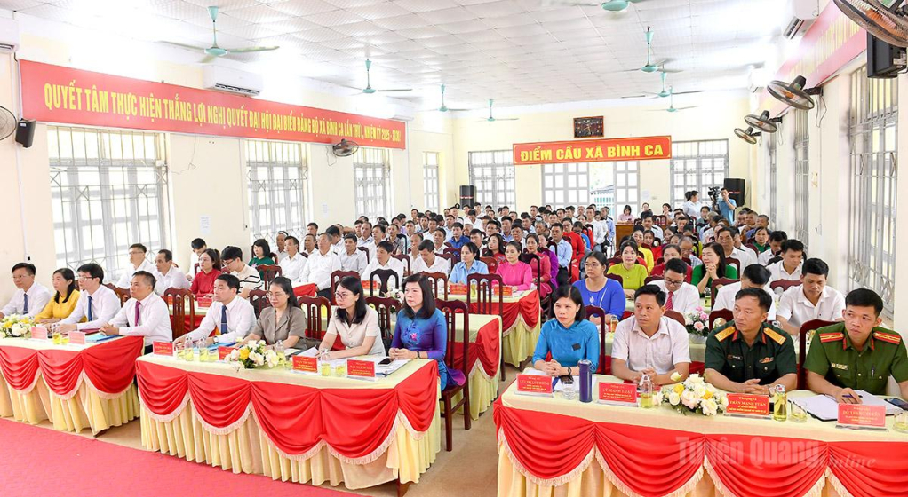 Đồng chí Phó Chủ tịch HĐND tỉnh Phạm Thị Minh Xuân và các đại biểu dự công bố quyết định sắp xếp thôn tại xã Bình Ca.